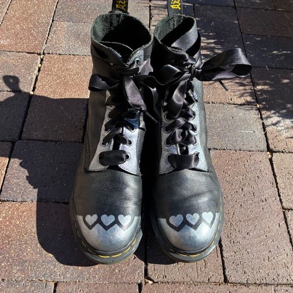 🖤 LUV @ 1ST SIGHT 🖤 Custom Hand Painted Doc Martens - Picture 10 of 10